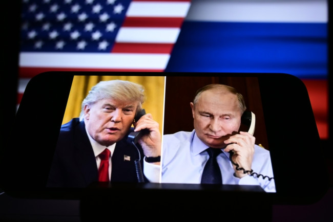 Trump en Poetin praten tijdens een telefoongesprek over oorlog en vrede