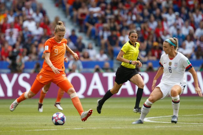 Meer dan honderd vrouwelijke spelers protesteren tegen de samenwerking van de FIFA met Saoedi-Arabië