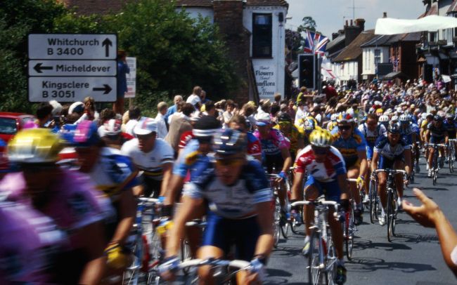 Wielervoorzitter praat over voorstel om toeschouwers van de Tour de France in rekening te brengen: 