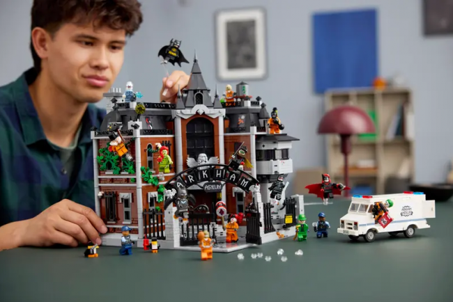LEGO onthult een epische Arkham Asylum set