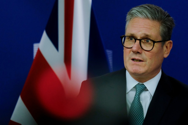 Starmer zweert door te vechten na oproepen tot ontslag: "Niet bereid om weg te lopen"