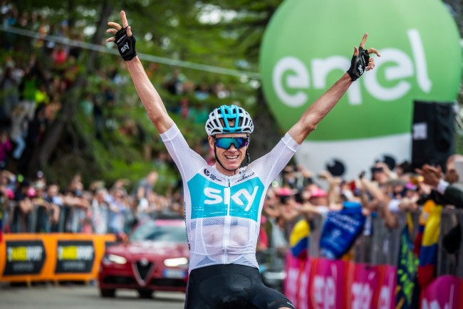 Chris Froome blijft terughoudend over zijn toekomst tijdens een emotioneel eerbetoon tijdens het La Vuelta 2026-evenement