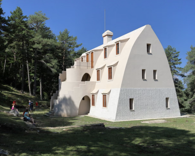Spanje ontdekt een nieuw meesterwerk van Gaudí: een eeuwenoud chalet verborgen in de Catalaanse bergen