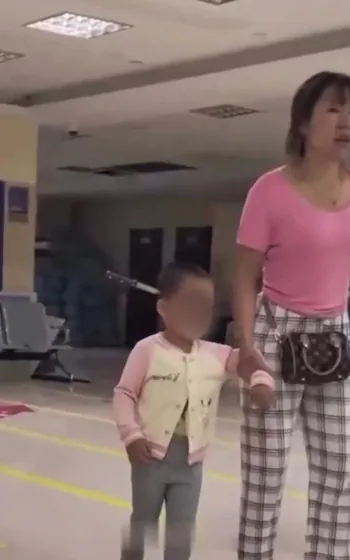 Moeder steekt "per ongeluk" 3-jarige dochter in het hoofd met een mes van 15 cm en loopt vervolgens met haar naar het ziekenhuis