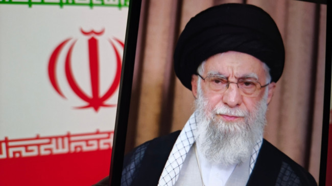 Duizenden mensen marcheren in Teheran tijdens de begrafenis van Ali Khamenei en eisen wraak op de VS en Israël