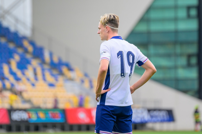Jesse Derry van Chelsea wordt tijdens zijn Premier League-debuut naar het ziekenhuis gebracht, post op Instagram na hoofdhersenschudding