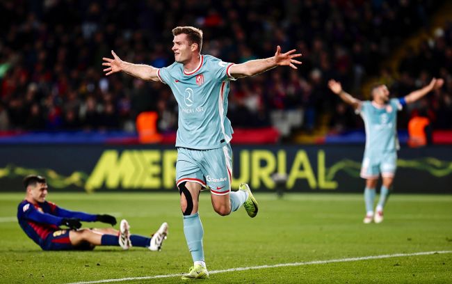 Atleti verbluft Barcelona met een 90+6 doelpunt en neemt de leiding in de Liga over