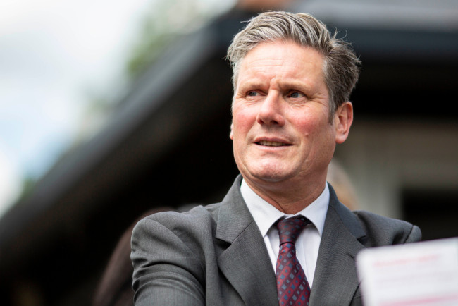 Starmer dreigt techplatforms met een verbod in het VK wegens het niet verwijderen van "wraakporno"