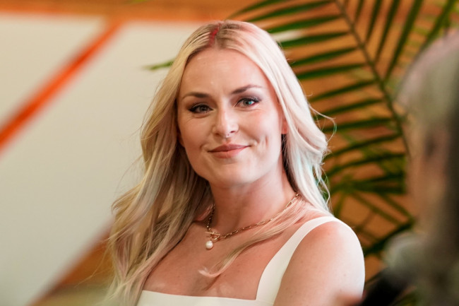 Lindsey Vonn verschijnt opnieuw zonder krukken op het Met Gala, drie maanden na het Olympisch ongeluk