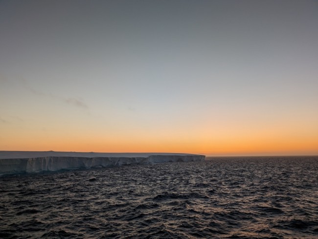 'S Werelds grootste ijsberg breekt na tientallen jaren op drift te zijn geweest in de wateren van Antarctica en de Zuid-Atlantische Oceaan