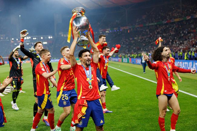 Sevilla-legende Jesús Navas krijgt een staande ovatie in het Santiago Bernabéu in zijn laatste voetbalwedstrijd