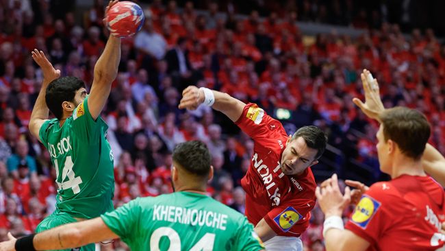 Favorieten Denemarken en Frankrijk debuteren op het Wereldkampioenschap handbal met zelfverzekerde overwinningen