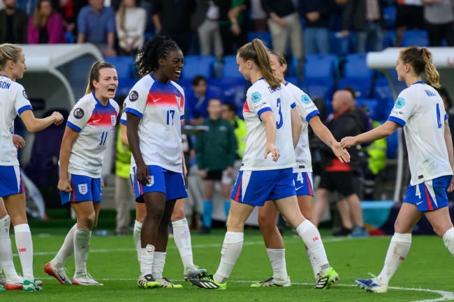 Vriendschappelijke overwinning van Engeland op Australië overschaduwd door blessure van Euro-held Michelle Agyemang