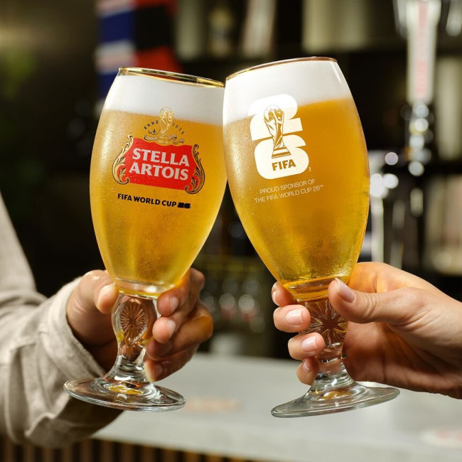 Biergigant maakt zich klaar voor het WK en laat al zijn spierballen zien