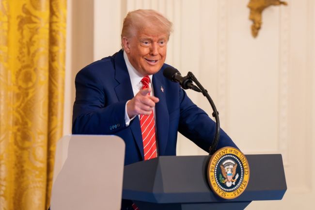 Trump's Golftour nadert zijn einde terwijl de VAE aandringt op de status van AI-krachtpatser