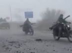 Video legt moment vast waarop Russische troepen Pokrovsk "Mad Max-stijl" binnenstormen op motorfietsen en daken van gehavende auto's en bestelwagens