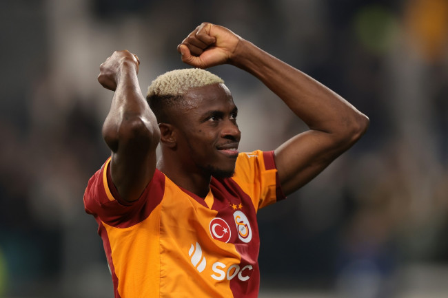 Galatasaray verslaat Liverpool in de eerste wedstrijd van de achtste finales van de Champions League