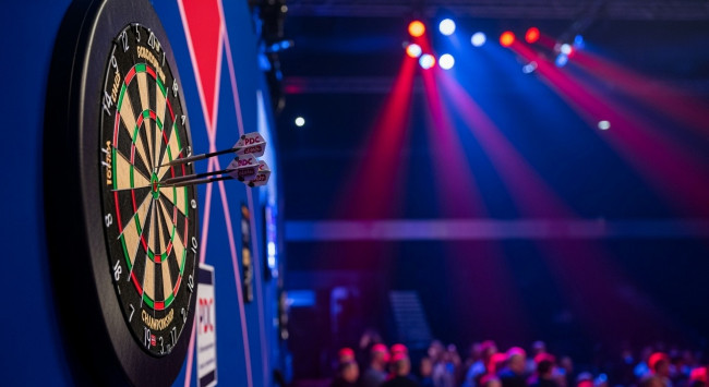 Michael van Gerwen trekt zich terug uit de Premier League Darts-wedstrijd, Littler krijgt twee punten en een vrijstelling voor de halve finales