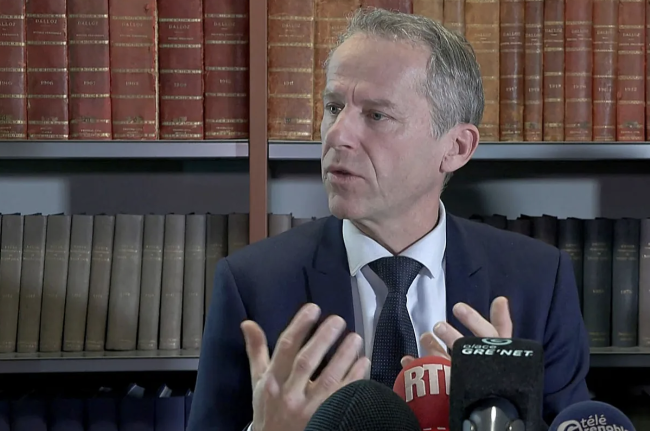 Franse ex-docent aangeklaagd wegens seksueel misbruik van 89 minderjarigen over decennia heen