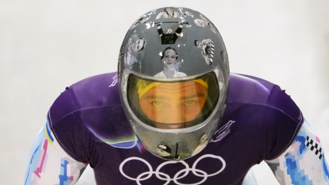IOC verbiedt Oekraïense Olympische Atleten het dragen van een helm met foto's van door Rusland omgekomen atleten