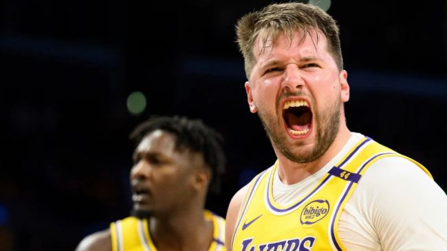 Luka Doncic leidt de Lakers naar overwinning na overwinning en schrijft daarbij geschiedenis