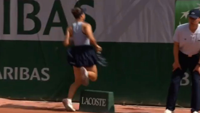 Roland Garros onder vuur vanwege gevaarlijke Lacoste-gesponsorde borden: Spelers struikelen en raken geblesseerd
