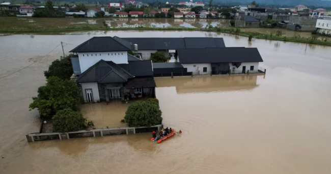 Het dodental door overstromingen en aardverschuivingen in Indonesië overschrijdt 700