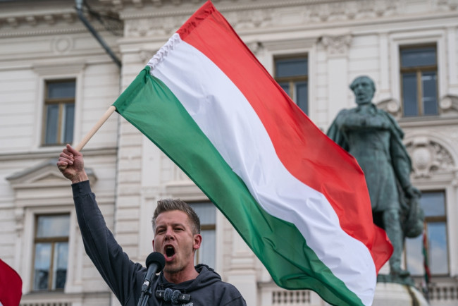 Orbán werd na 16 jaar afgezet, terwijl Hongarije zich richtte op pro-EU oppositie, een overwinning voor Europa op Rusland