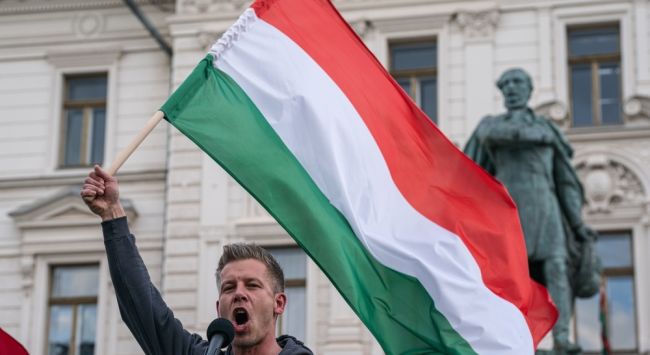Orbán werd na 16 jaar afgezet, terwijl Hongarije zich richtte op pro-EU oppositie, een overwinning voor Europa op Rusland