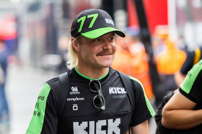 Valtteri Bottas begint het F1 2026-seizoen met een straf van 15 maanden geleden