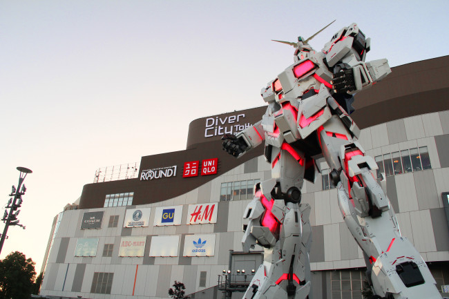 Het wereldberoemde Gundam-standbeeld in Tokio wordt laat deze zomer verwijderd