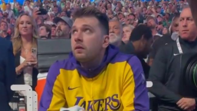 Luka Dončić huilt bij zijn terugkeer naar Dallas, maar scoort later een seizoen hoog tegen voormalige club