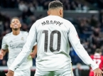 Kylian Mbapp&eacute; brengt een eerbetoon aan Cristiano Ronaldo die het doelpuntenrecord van Real Madrid evenaarde