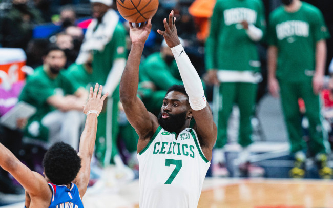 Jaylen Brown van de Boston Celtics kreeg een boete van .000 voor het bekritiseren van scheidsrechters op Twitch