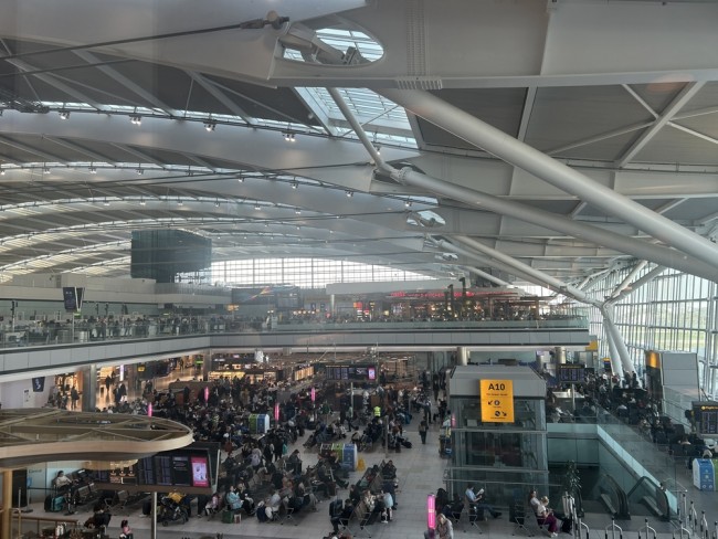 Cyberaanval verstoort vluchten op grote Europese luchthavens