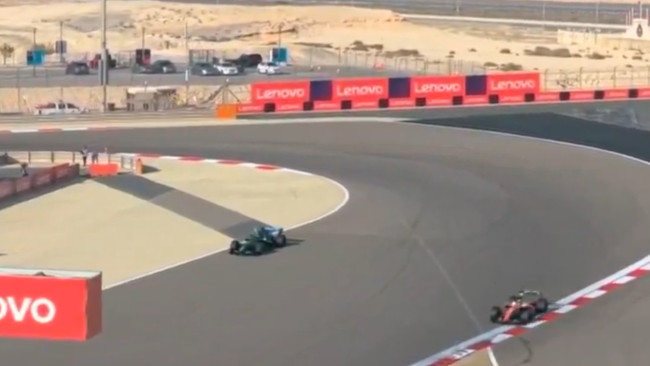 Fernando Alonso bleef midden op de weg achter nadat de auto van Aston Martin in Bahrein stopte met werken