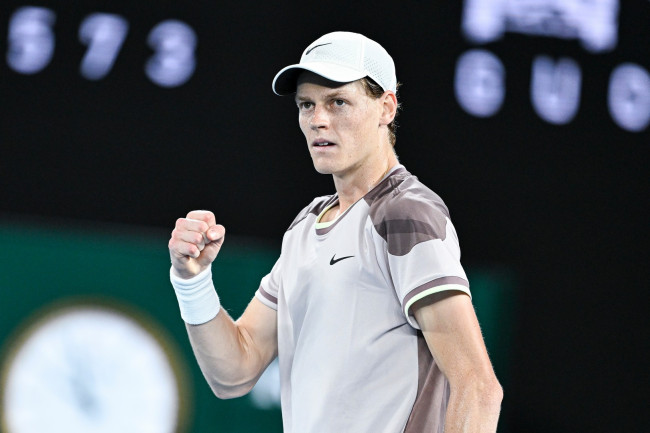 Jannik Sinner overleeft het intense duel met João Fonseca, en het is tijd voor de Alcaraz-wedstrijd vanavond
