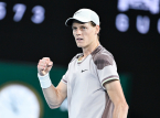 Jannik Sinner overleeft het intense duel met Jo&atilde;o Fonseca, en het is tijd voor de Alcaraz-wedstrijd vanavond
