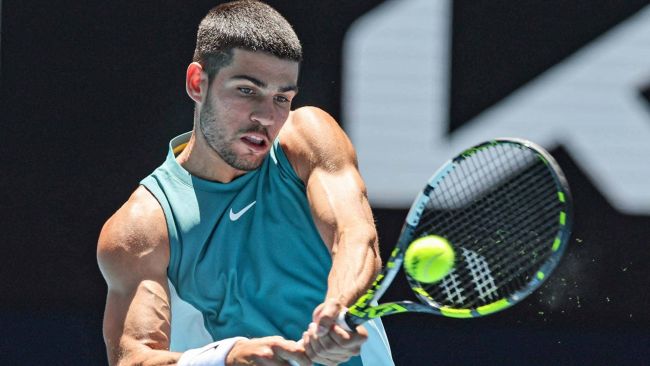 Carlos Alcaraz trekt zich vanwege een blessure terug uit Queen's en Wimbledon