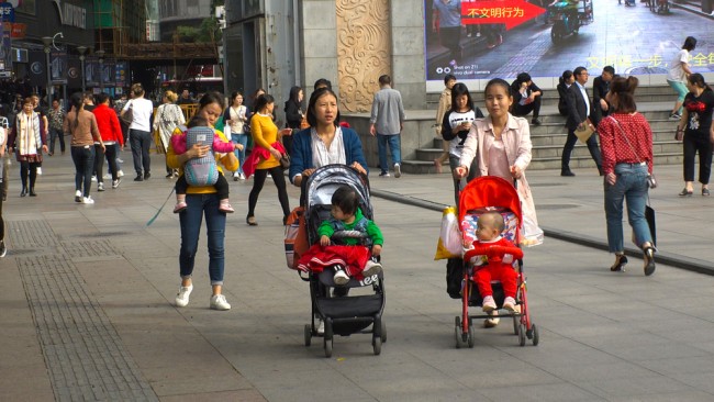 De bevolking van China daalt opnieuw nu het geboortecijfer een recordlaag bereikt