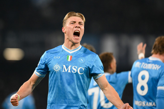 Rasmus Højlund keert niet terug naar Manchester United en krijgt de helft terug van wat ze voor de Deense spits betaalden
