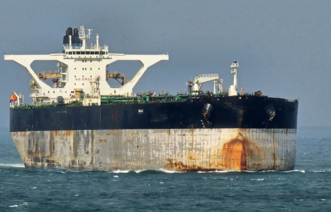 Rusland zet een onderzeeër in om een olietanker te beschermen die sancties omzeilt