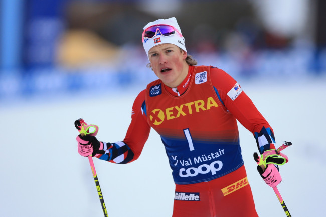 De Noorse skiër Johannes Høsflot Klæbo is nu één goud verwijderd van het evenaren van het historische record op de Olympische Winterspelen