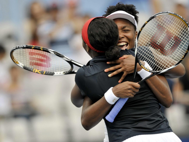 Serena Williams liep een knieblessure op bij Wimbledon en zou zich mogelijk terugtrekken uit de dubbelwedstrijd tegen Venus