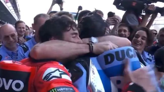 Voor het eerst staan twee broers op het podium in een motorwedstrijd