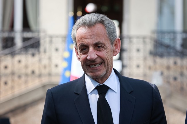Sarkozy, voormalig Frans president, begint aan gevangenisstraf van vijf jaar