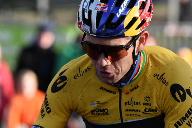 Wout van Aert sprint sneller dan Pogacar in Paris-Roubaix en wint de tweede Monument, "betekent eigenlijk alles voor mij"