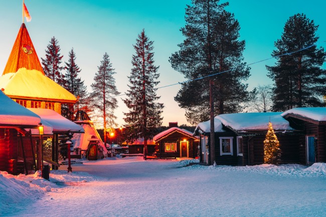 Deze kerst heeft de kerstman nieuwe helpers: de NAVO wordt ingezet in Lapland vanwege mogelijke Russische aanval