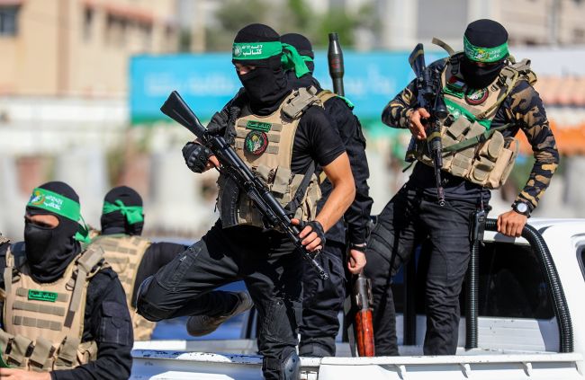 Hamas stelt de volgende vrijlating van gijzelaars, gepland voor zaterdag, uit