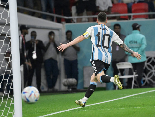 Leo Messi scoort hattrick en breekt het WK-record met rode kaart-controverse